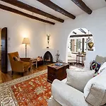 Historic Garden Retreat, 4 Bedrooms, Sleeps 8, Walk to Plaza, Fireplaces