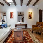 Historic Garden Retreat, 4 Bedrooms, Sleeps 8, Walk to Plaza, Fireplaces