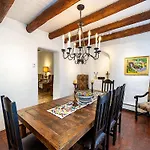 Historic Garden Retreat, 4 Bedrooms, Sleeps 8, Walk to Plaza, Fireplaces