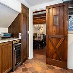 Historic Garden Retreat, 4 Bedrooms, Sleeps 8, Walk to Plaza, Fireplaces